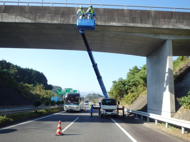 橋梁点検車