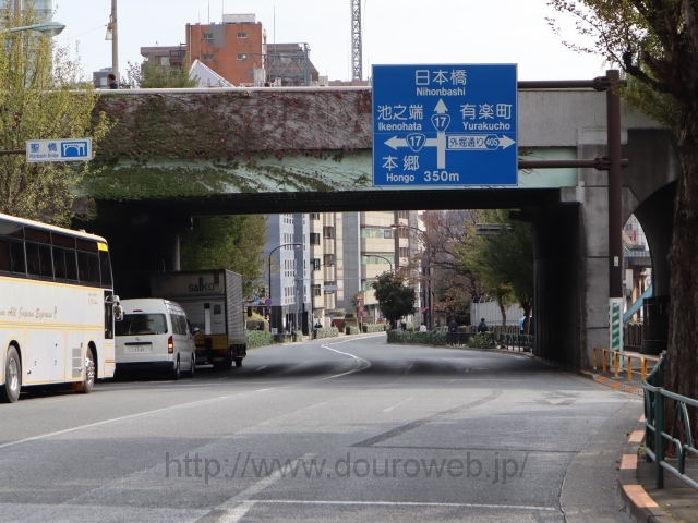 本郷通りの通過の写真