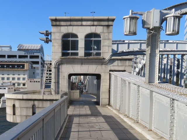 勝鬨橋の歩道舗装や街灯