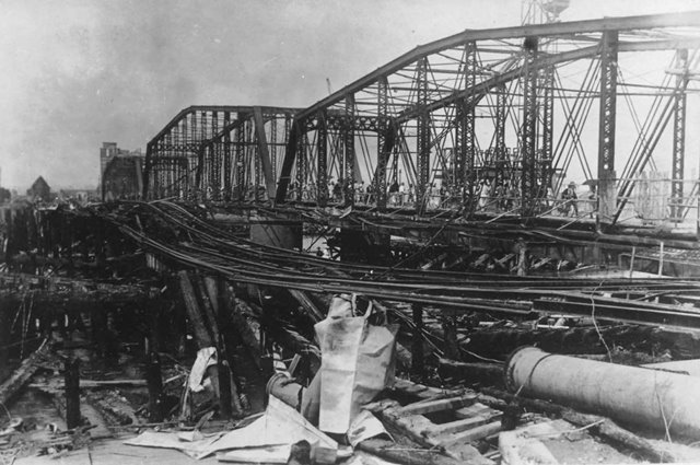 永代橋及び焼落たる電車仮橋