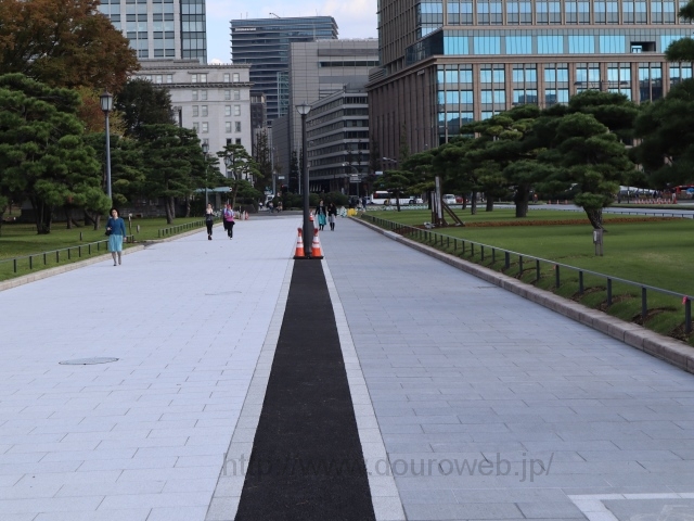 馬場先通りの歩道の写真