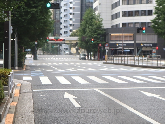 京橋宝町交差点の写真
