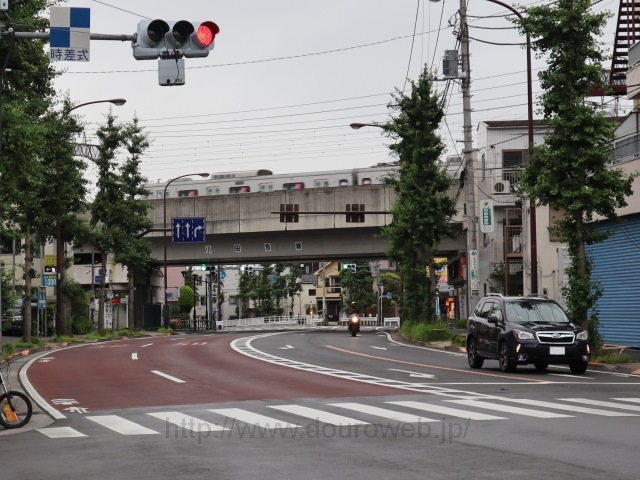 小田急線高架の写真
