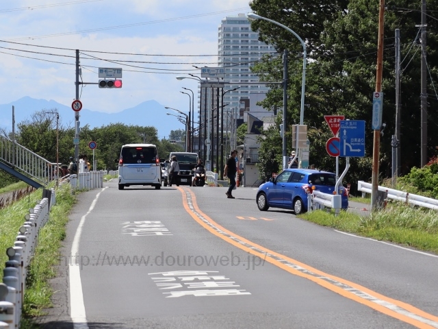 野毛一丁目横断歩道手前の写真