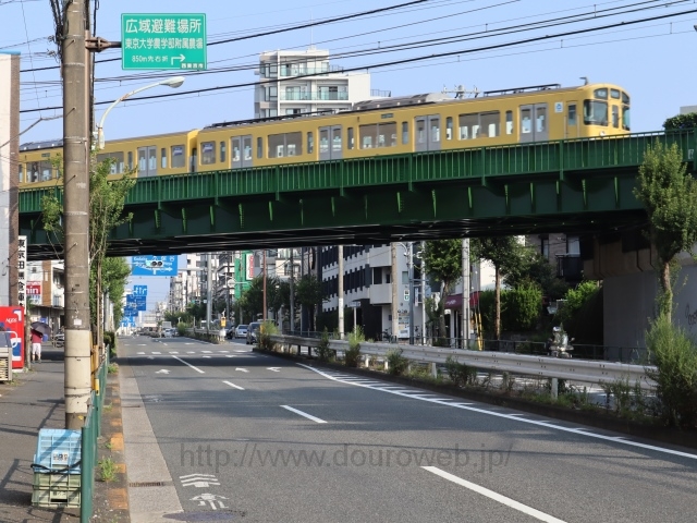 西武新宿線の高架の先の信号交差点の写真