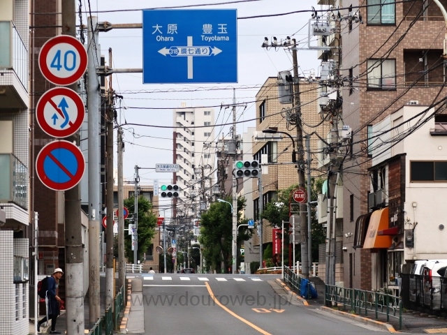 大久保通り入口交差点の写真