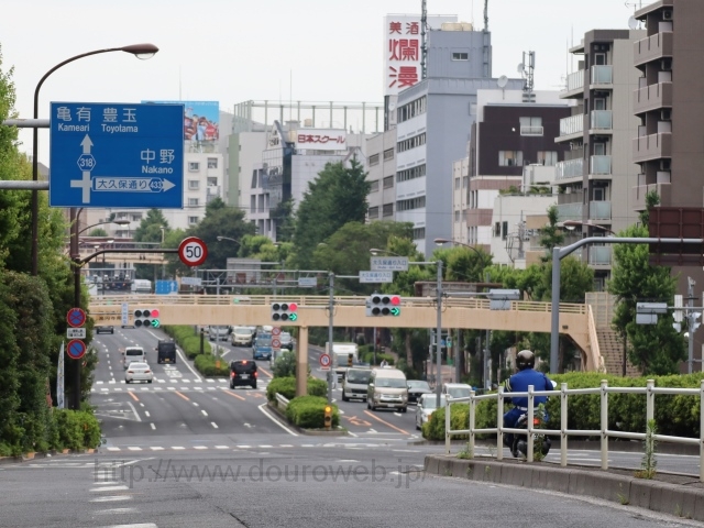 大久保通り入口交差点の写真