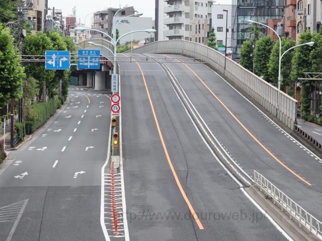 高円寺陸橋下交差点の写真