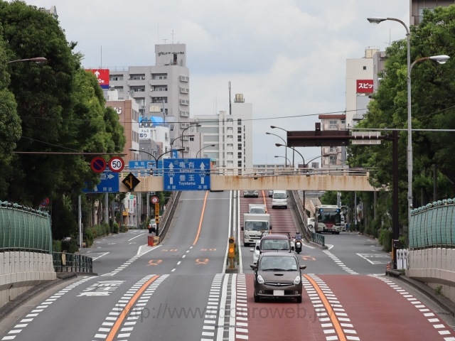 丸山陸橋交差点の写真