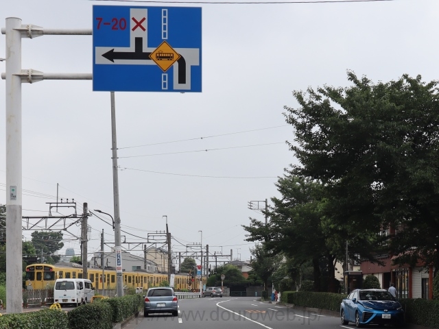 西武新宿線踏切の写真