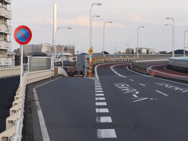 新今井橋の下の交差点の写真