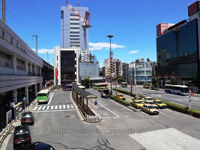 王子駅前の交差点の写真