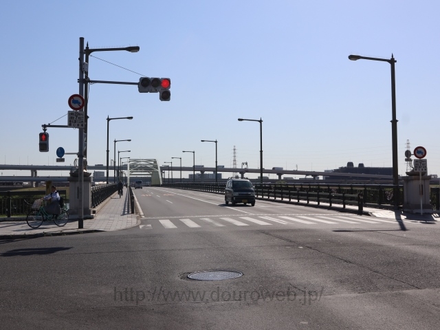 江北橋の西詰の交差点の写真