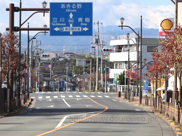 新橋の北側の交差点の写真