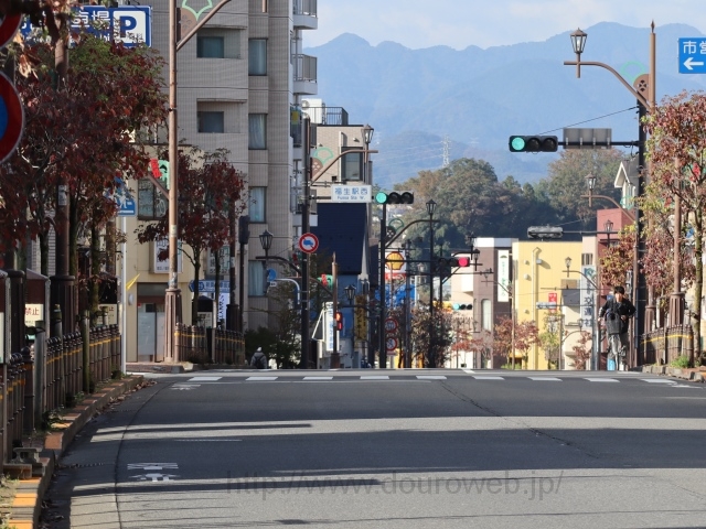 手前、福生駅西交差点の写真