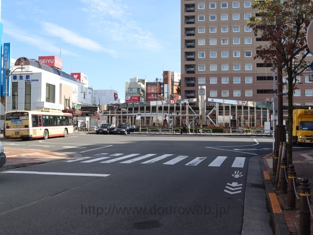 手前、福生駅前の写真