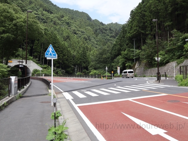 海沢トンネル西側の交差点の写真