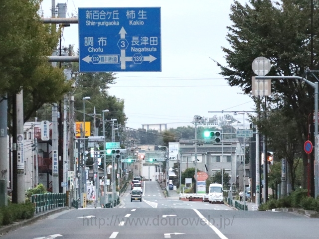 鶴川駅東口交差点の写真