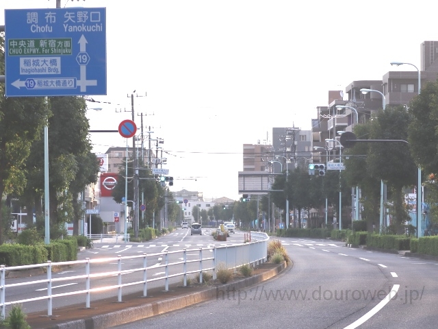 稲城大橋入口交差点の写真