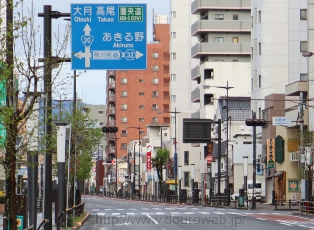 本郷横丁交差点の写真
