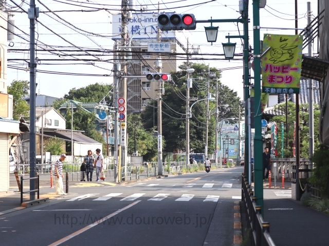 布田駅前交差点の写真
