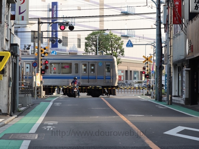 西武新宿線踏切の写真