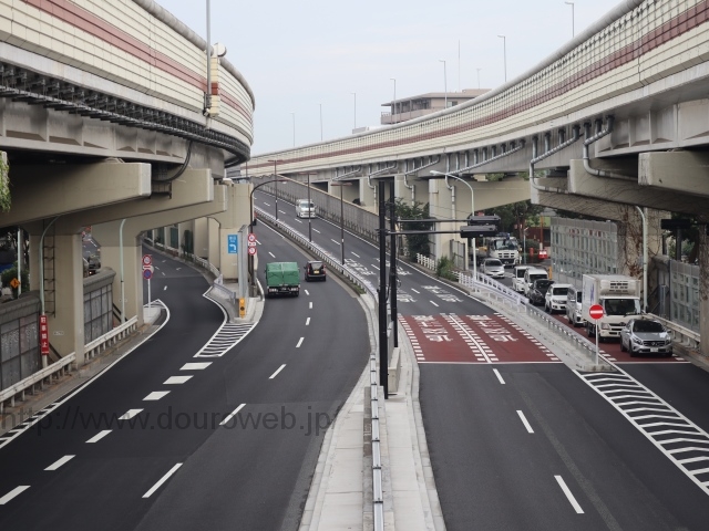 中の橋交差点、中央自動車道の入口の写真
