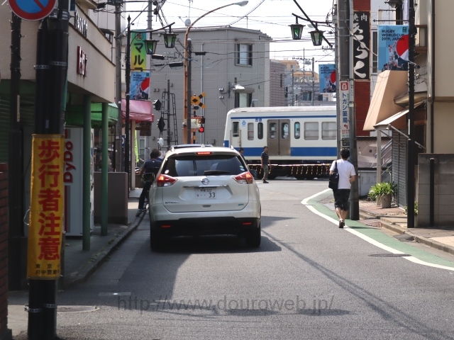 一車線区間起点＆多磨駅前の踏切の写真