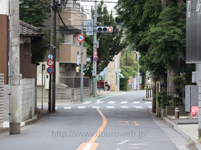 三鷹一小前交差点の写真