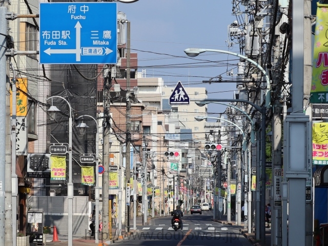 布田駅前交差点の写真
