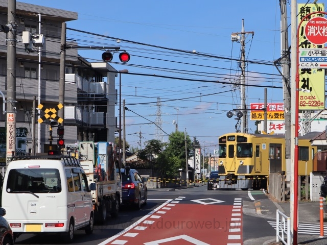 西武新宿線踏切の写真