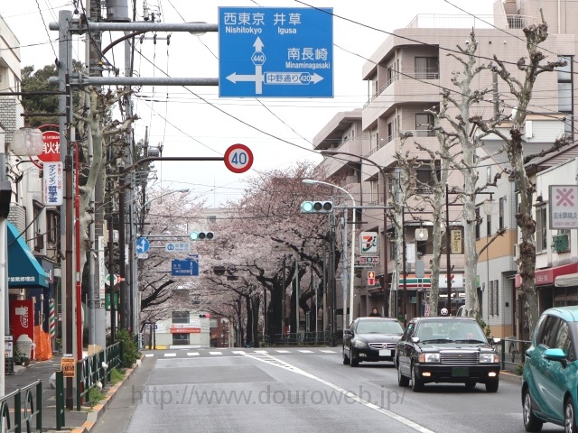 蓮華寺下交差点の手前の交差点の写真