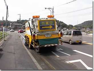 ブラシ式路面清掃車の画像